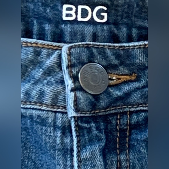 Urban Outfitters ~ BDG ~ Mid Rise Alexa Pocket Shortie Denim Shorts Size 29 - Picture 7 of 12